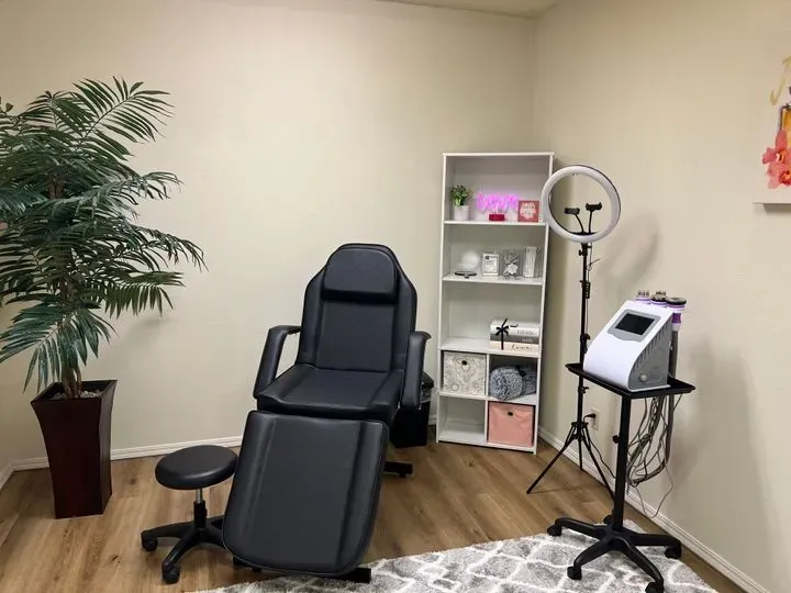 https://cdn.salonspotlight.com/photos/0wJqFroiMkxN30NshF2f/7e0076be-1b16-4a64-b99e-5ad6e1835cfe_720x720