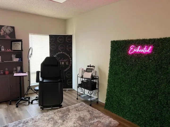 https://cdn.salonspotlight.com/photos/0wJqFroiMkxN30NshF2f/88e3c5f6-190c-4fce-819f-bf2627dedfb3_720x720