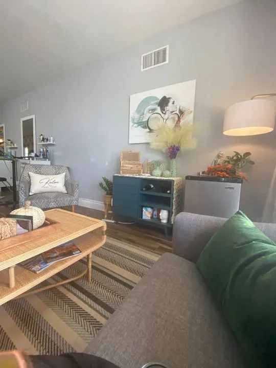 https://cdn.salonspotlight.com/photos/0xETrGCHKJ5ctPEr0Nr5/457d01b2-b45f-4063-9b06-514ee4ff473f_720x720
