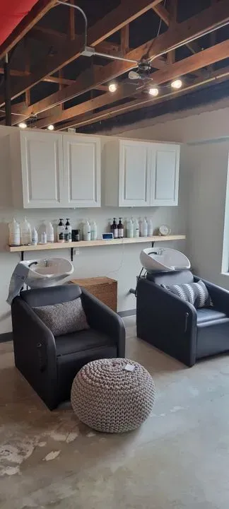 https://cdn.salonspotlight.com/photos/0xETrGCHKJ5ctPEr0Nr5/6be24fdc-a816-422d-93c4-767cbd188d09_720x720