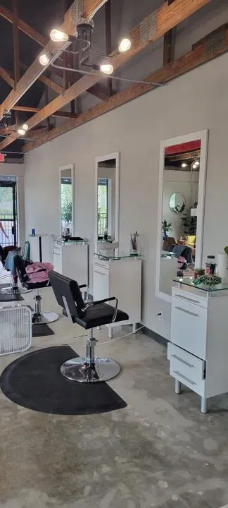https://cdn.salonspotlight.com/photos/0xETrGCHKJ5ctPEr0Nr5/9f102f0e-d87b-41be-a34f-d1e14c2a59a2_720x720