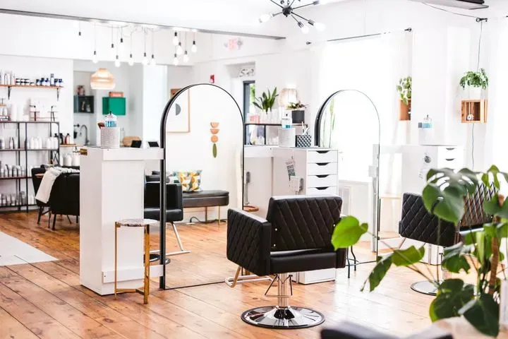https://cdn.salonspotlight.com/photos/16NLCpnDahaW4stphKxm/f441421d-87c1-47d5-82d8-5d637f766d8d_720x720