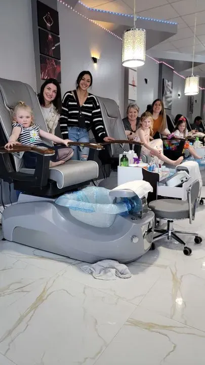 https://cdn.salonspotlight.com/photos/178ph7UAnVFrO1xEkIOu/01677f2e-fe31-4f48-88dc-1525b2ae7599_720x720