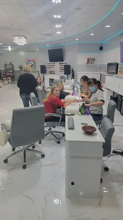 https://cdn.salonspotlight.com/photos/178ph7UAnVFrO1xEkIOu/0df953c9-e06e-47cb-a4ca-bf88a0f4b9ff_720x720
