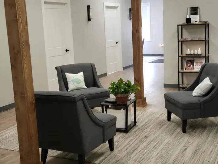 https://cdn.salonspotlight.com/photos/18MlEpB8DgO3cV8O3gpL/48e3e04b-7048-42e3-a698-656addb18aa0_720x720
