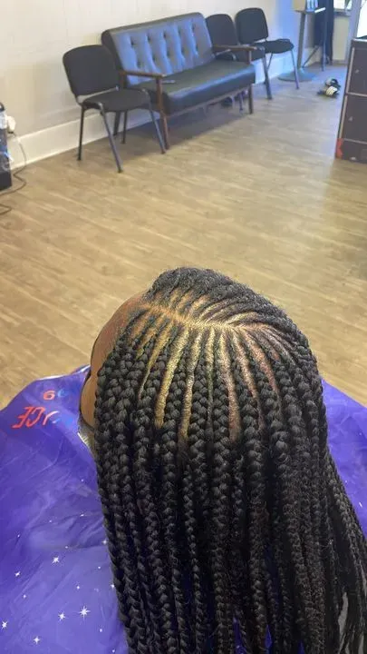 https://cdn.salonspotlight.com/photos/18d0sRLjn3oeZ8azRF7B/e78713a3-ed91-4780-bbb5-61b8ab5e55b7_720x720