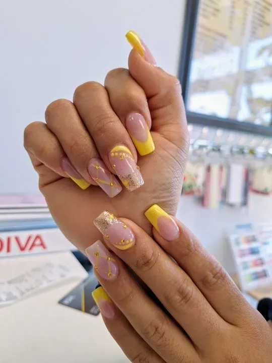https://cdn.salonspotlight.com/photos/18pgJlQ4Ck92yD5Ea5VC/c40e235b-6c54-4001-98eb-608a2e62176f_720x720