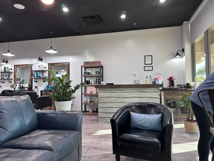 https://cdn.salonspotlight.com/photos/19OKeLf3yiRUOKHCcNRq/74c155d2-fba5-47b4-b1e4-ed1901bfc7f2_720x720