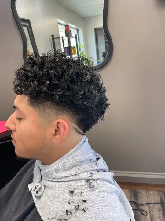 https://cdn.salonspotlight.com/photos/19yjFMZgNEbQGWPYsr6h/4c2c50b7-b1f7-40d8-a74e-6b45ef797623_720x720