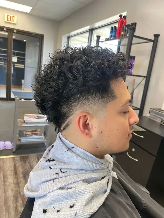 https://cdn.salonspotlight.com/photos/19yjFMZgNEbQGWPYsr6h/955b4d6b-3b94-44d1-994a-9f73d0fd25ff_720x720