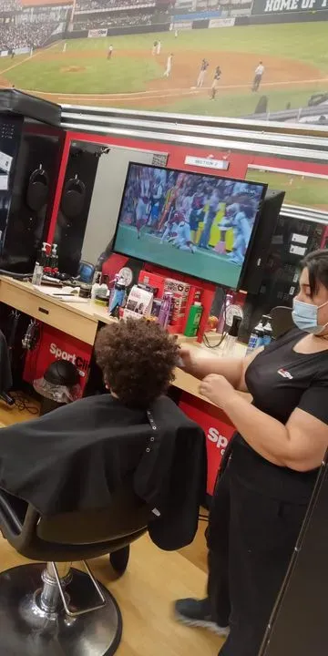 https://cdn.salonspotlight.com/photos/1BM1HEyOVGd05e4ClD0z/421f53b7-10a5-4585-b021-2e2d05d029dd_720x720