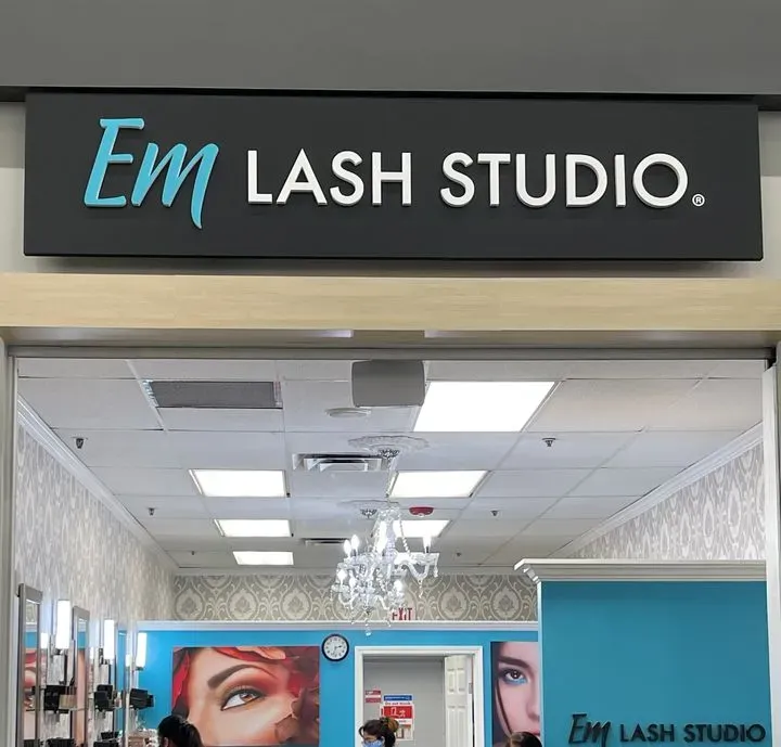 https://cdn.salonspotlight.com/photos/1CSiaOuSN80tJOfVbkzm/f12c4426-c370-41f6-9d1c-a03dbcdc6c08_720x720