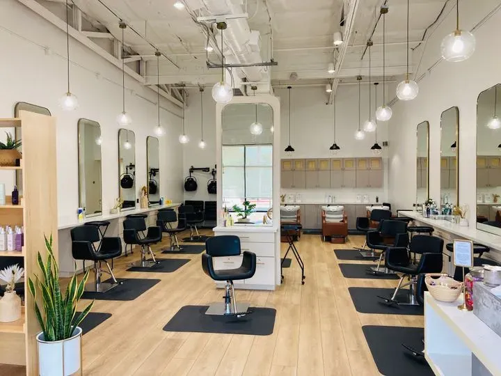 https://cdn.salonspotlight.com/photos/1CYXZ5qu5aM5fAhoBp9T/7f6bdb96-1d4f-49a1-a5a0-186cd1c971a0_720x720