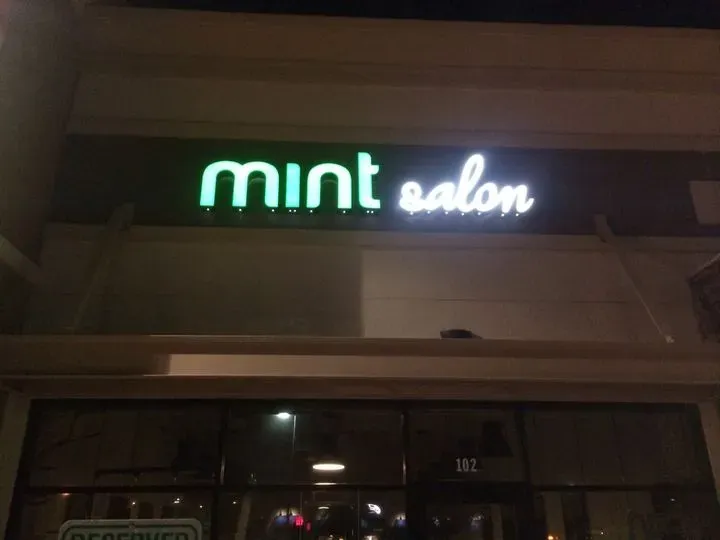 https://cdn.salonspotlight.com/photos/1CYXZ5qu5aM5fAhoBp9T/9f4b36ef-8d74-44f2-8804-3573c6f5aebd_720x720