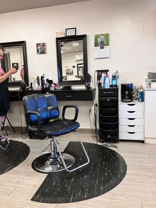https://cdn.salonspotlight.com/photos/1EQSg4dFyQZ1SBBn0GHt/cc6d48d3-0e7a-4811-87ec-b09d0895bb2c_720x720