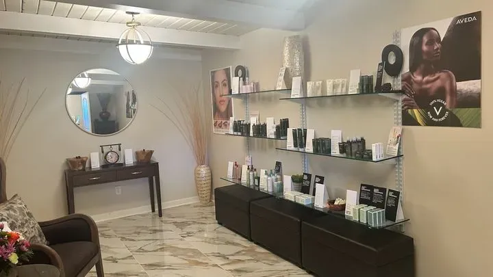 https://cdn.salonspotlight.com/photos/1GfdTjxBvlcm0wByM2ef/a291cf49-bba7-4722-9e56-e6ebb3b38698_720x720