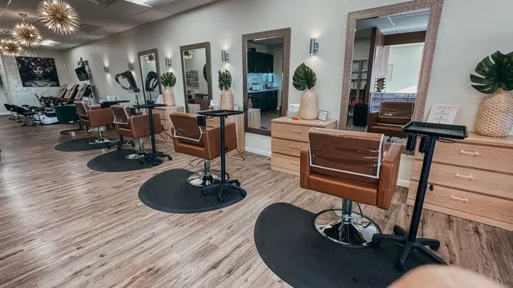 https://cdn.salonspotlight.com/photos/1KExPwCEcEdKb4tH64zK/29eecfbb-6b4a-47ec-854c-173d9687cbb5_720x720