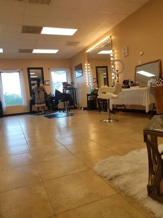 https://cdn.salonspotlight.com/photos/1KFjKA917tIOKaXfljd5/5d19a45d-d555-4c2c-bd32-0de6f73dbddc_720x720