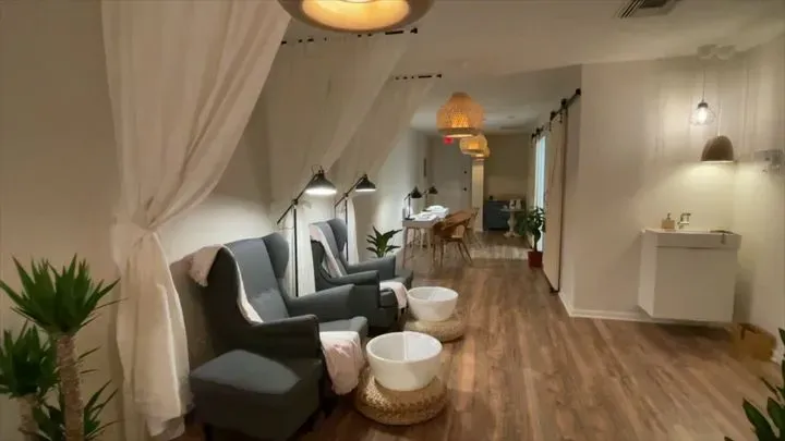 https://cdn.salonspotlight.com/photos/1MXXyHxOwBeNmGp1wUYv/45e190d4-72dd-4729-83bc-7f34fae31be5_720x720