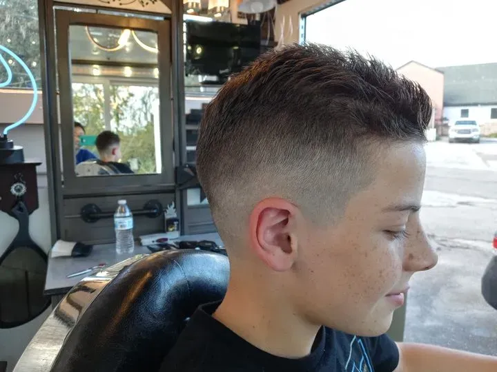 https://cdn.salonspotlight.com/photos/1MijdguwaxHU44yLyJaW/4b7a18ad-0fb5-4966-b8d2-ccf37dadecae_720x720