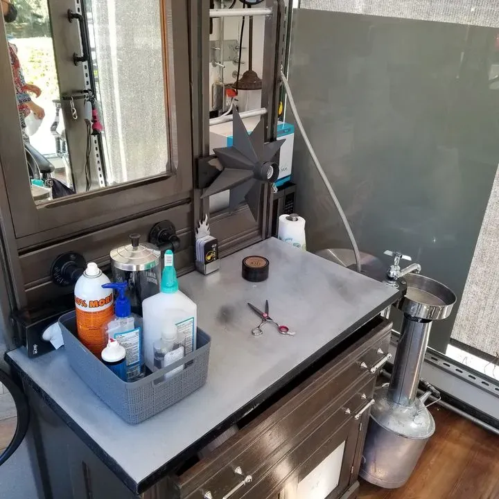 https://cdn.salonspotlight.com/photos/1MijdguwaxHU44yLyJaW/cf0c2225-79db-4a3d-a20a-f846ce32276a_720x720