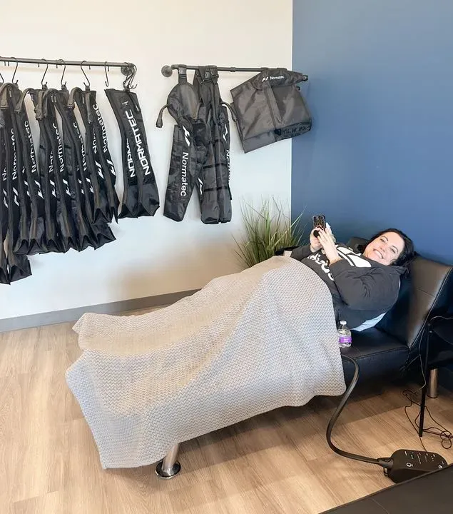 https://cdn.salonspotlight.com/photos/1MoywjwJaUBsZffTXdoU/c6fd8c22-8316-499e-adc1-4a62731eb8f3_720x720