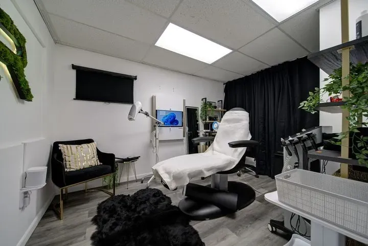 https://cdn.salonspotlight.com/photos/1NUN7gLx0ZJqs4PsZXr1/74a7b4d2-c8bf-4882-8231-3f26e0fc7f4a_720x720