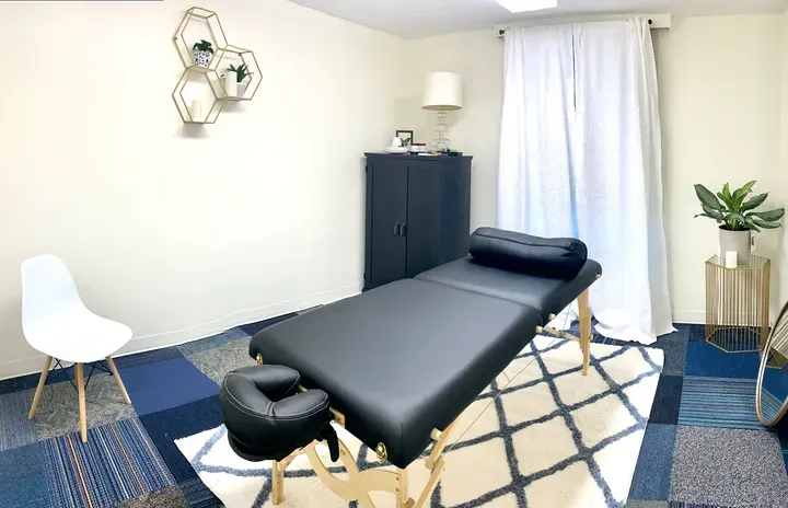 https://cdn.salonspotlight.com/photos/1OC9qEbCcCr2PPNuP15s/8e9b585f-dab8-4f9e-b60a-b327169019d6_720x720