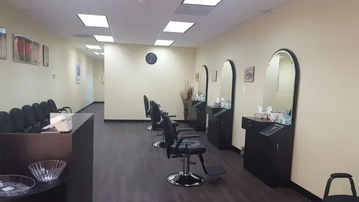 https://cdn.salonspotlight.com/photos/1OVMilD2QSrYXlcqKlLN/abe32a0b-d103-4a3f-a242-70f3448fa724_720x720