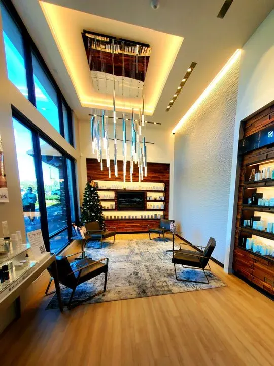 https://cdn.salonspotlight.com/photos/1Q1Z8g7KfHqPatSGBrCb/60b6f55e-7066-48c2-8dc2-77b8f67cc9c9_720x720