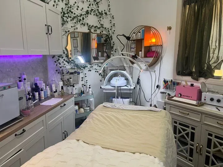 https://cdn.salonspotlight.com/photos/1QMCzy09eCXwC8IeiXZB/c3891bad-35c5-4248-a177-8c214b6c5a4f_720x720