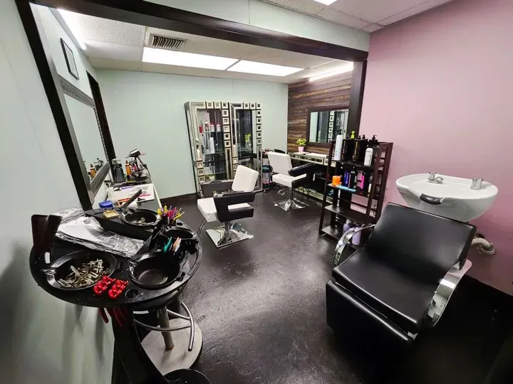 https://cdn.salonspotlight.com/photos/1Qg5go1gbAkV9NQ7vzVc/5af34d1e-5e5b-4a28-b3a5-c077748cf0cd_720x720