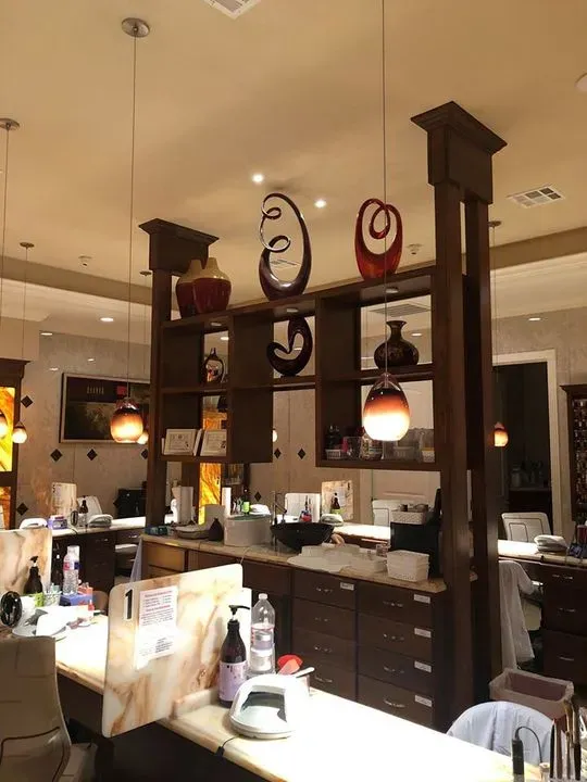 https://cdn.salonspotlight.com/photos/1Th3HkNWFjP11fsh2Q2T/3b522e19-780f-4909-8d8d-1b6ed9dd3a0a_720x720