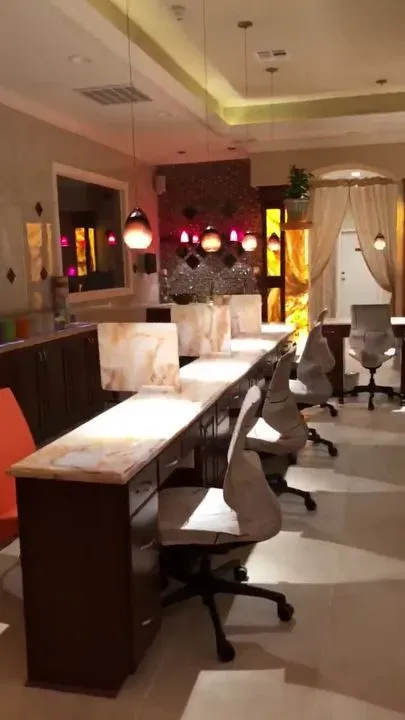 https://cdn.salonspotlight.com/photos/1Th3HkNWFjP11fsh2Q2T/5fe837e3-c9fb-4776-9ef6-fea890751329_720x720