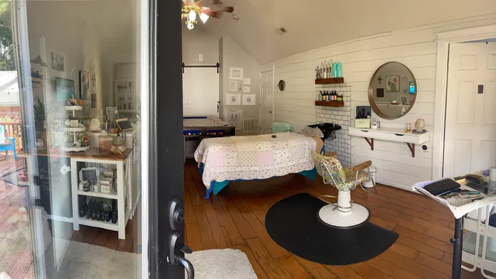 https://cdn.salonspotlight.com/photos/1UDzRDlyvRUeDwDBoNre/01cc287d-03c1-49cf-992e-1b6efc109326_720x720