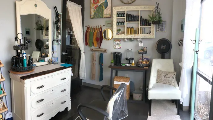 https://cdn.salonspotlight.com/photos/1UDzRDlyvRUeDwDBoNre/2813375e-e1a3-43a3-be85-6e39684df3d2_720x720