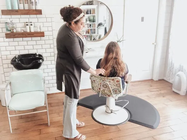 https://cdn.salonspotlight.com/photos/1UDzRDlyvRUeDwDBoNre/80b61d44-424d-4830-a43c-065d4f444fb5_720x720