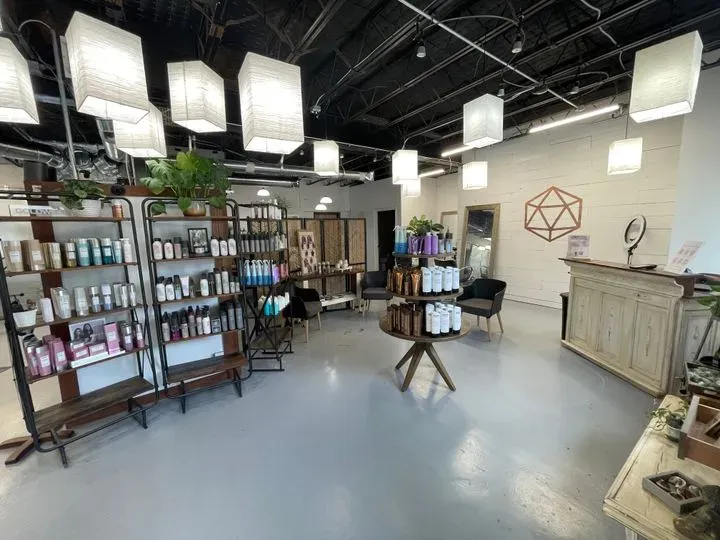 https://cdn.salonspotlight.com/photos/1V3QnX977FQr4pkOA4W7/9f8536c5-9956-4b24-b21b-8c12fc801bb7_720x720
