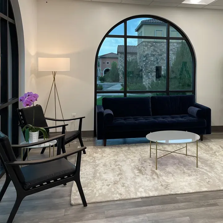 https://cdn.salonspotlight.com/photos/1VCQmamHE0rCVRHTu5Ux/efcf4752-2982-46b7-ab21-53c33b241c4c_720x720