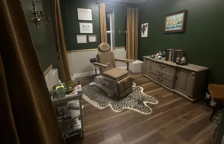 https://cdn.salonspotlight.com/photos/1Vnqh4oNAzzd000mWvfJ/ec369b8c-22b0-4652-a6bf-5b7670a35cec_720x720