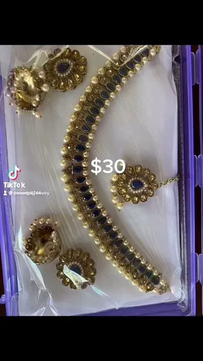 https://cdn.salonspotlight.com/photos/1Yd6H2JqcqMyD1I16poG/a4b7cfd8-2a95-453e-b1f7-ff3fe1f548df_720x720