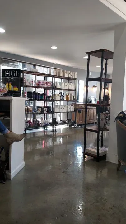 https://cdn.salonspotlight.com/photos/1YlxLoHleyOMl1FCI6iH/ab137c39-4248-4fd0-ba5f-481cb0b411df_720x720