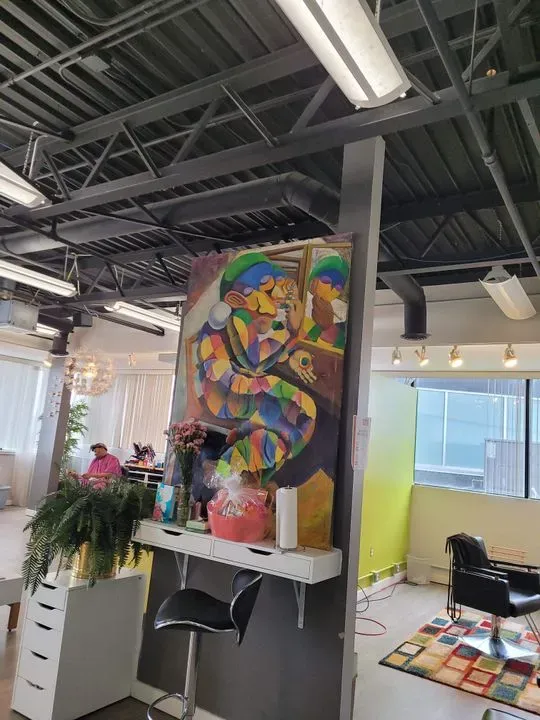 https://cdn.salonspotlight.com/photos/1YoiBw5j7JekY0QHw7HY/6b6c6bce-6f6b-49c5-adf6-9051bf9212a4_720x720