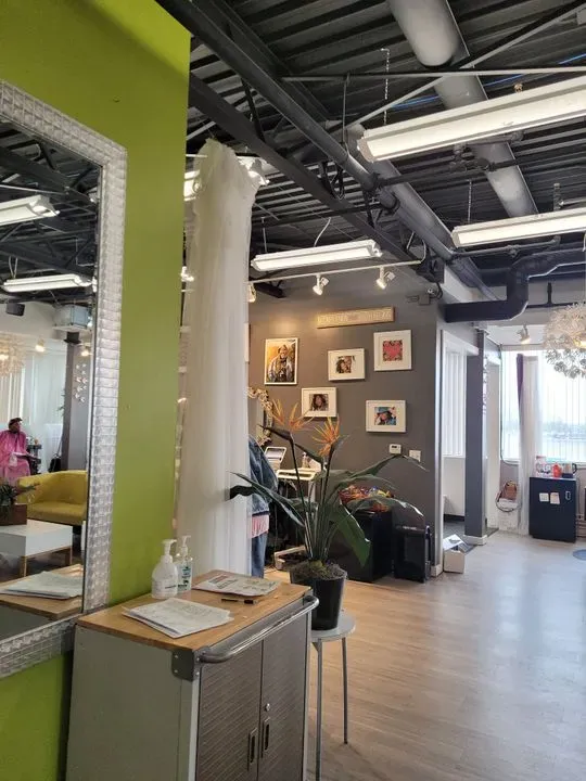 https://cdn.salonspotlight.com/photos/1YoiBw5j7JekY0QHw7HY/9377e283-d59b-4c95-91f3-9d7d7005e621_720x720