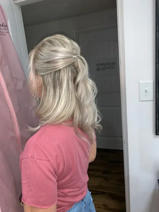 https://cdn.salonspotlight.com/photos/1cDqTeHK4IAP3mjqf6dH/a77ffea8-df0a-46f9-976f-9fcb08ec03cd_720x720