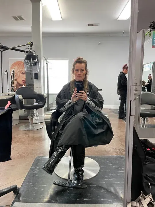https://cdn.salonspotlight.com/photos/1eAEAfm2sY3oj1fegu59/71907538-9051-4e9c-9c35-9339407ca283_720x720
