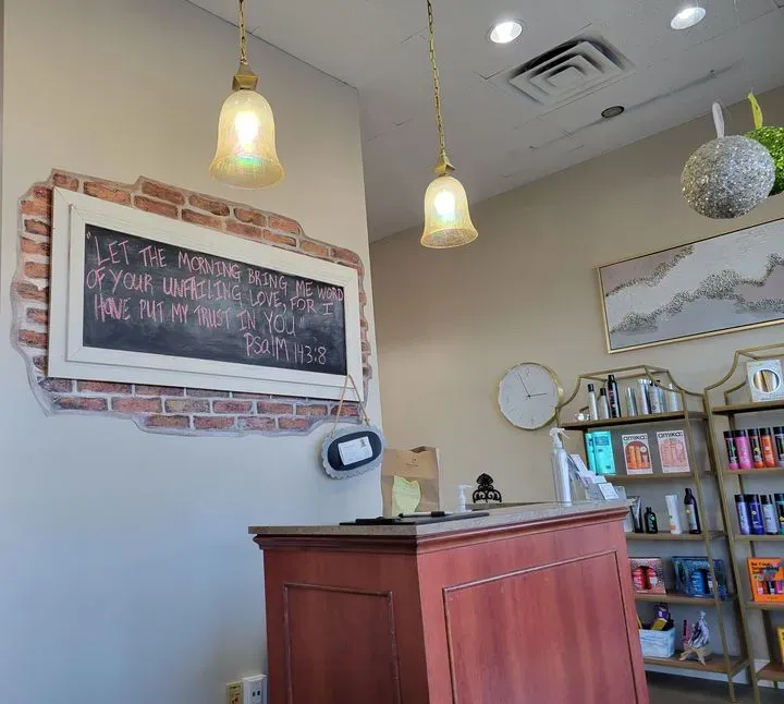 https://cdn.salonspotlight.com/photos/1eG514WjJ4oTODDIlzp7/9cb817b2-4cf6-49a9-95fe-5a0d64638cfe_720x720