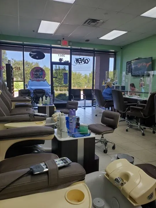 https://cdn.salonspotlight.com/photos/1eG514WjJ4oTODDIlzp7/a6c7a566-725d-4306-aae1-8cf4b9b04075_720x720