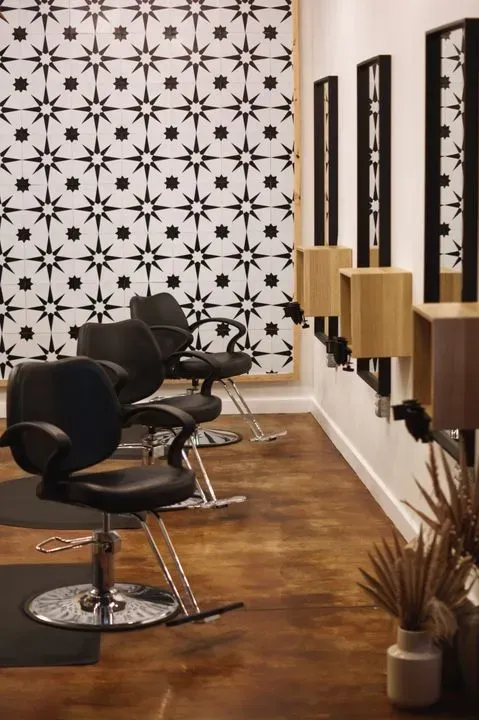 https://cdn.salonspotlight.com/photos/1ee6xZbKKaB0GUv3DH7w/f4722299-a075-4b7f-bfa5-33a66171ad26_720x720