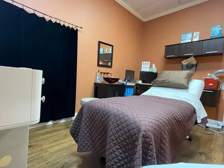 https://cdn.salonspotlight.com/photos/1gTFWwGWVDb5KtCULgzh/793dbfdf-d8dc-44d5-8531-14496ab0631e_720x720